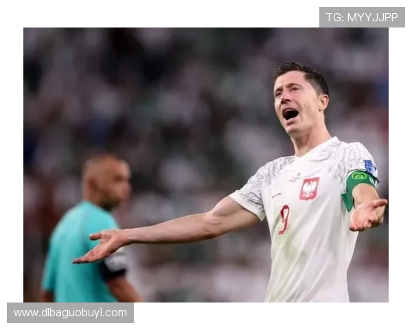 6场6球，莱万发文庆祝胜利：带着3分回家！